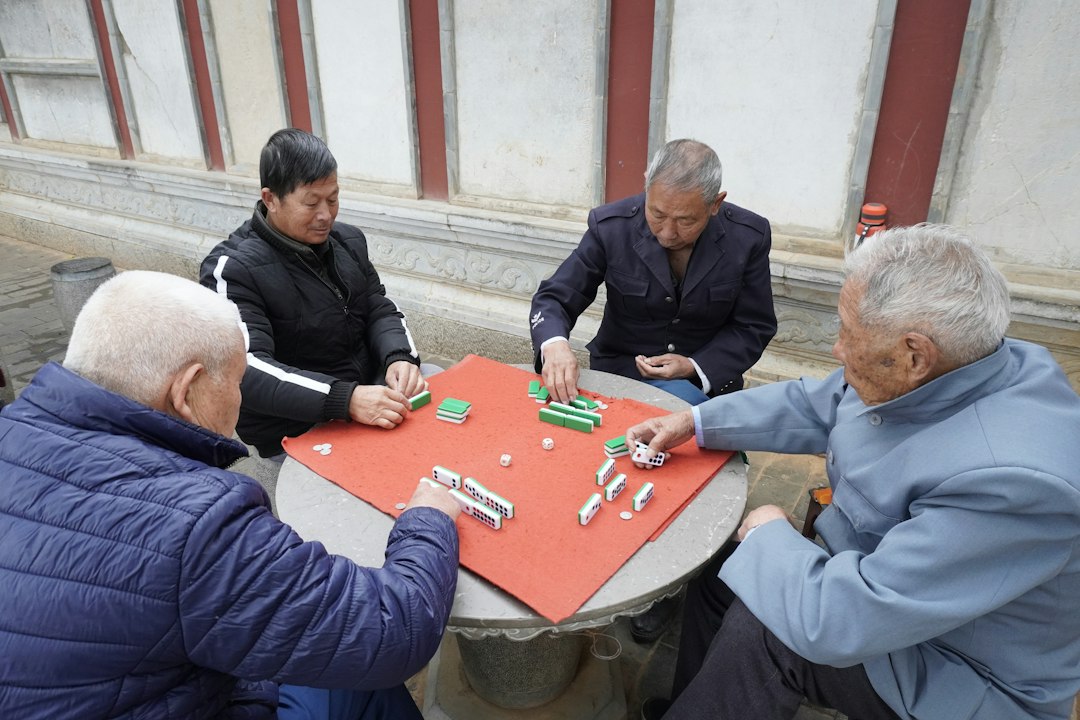 青竹牌面光影下的麻将牌桌场景